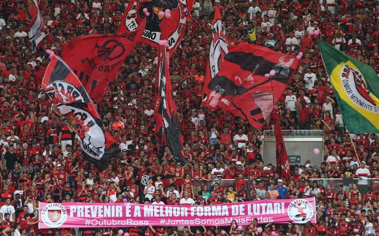 Torcida do Flamengo encheu o Maracanã em partida às 11h