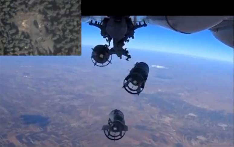 Imagem de vídeo divulgado pelo Ministério da Defesa russo mostra bombas lançadas em ataque aéreo na Síria.