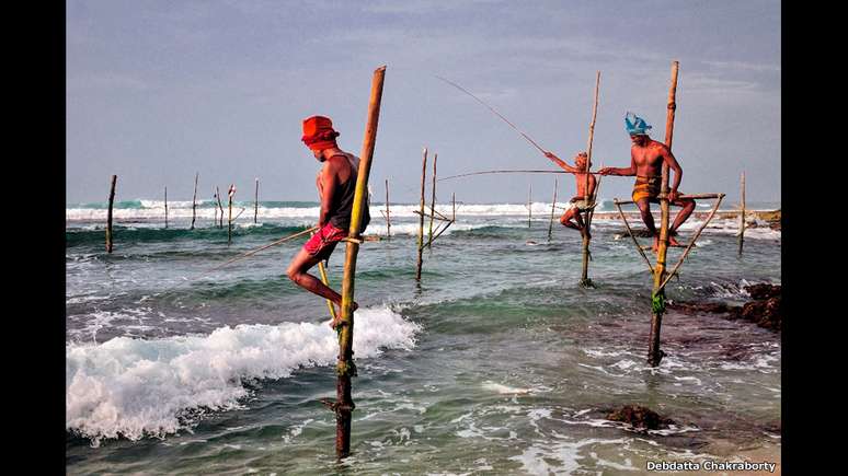 Debdatta Chakraborty registrou os pescadores do sul do Sri Lanka, que costumam trabalhar do alto de plataformas na beira da praia
