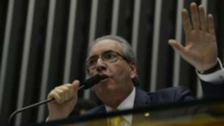 Cunha informou que vai decidir até a próxima terça-feira (13) se aceita os sete pedidos de impeachment que foram levados à Câmara