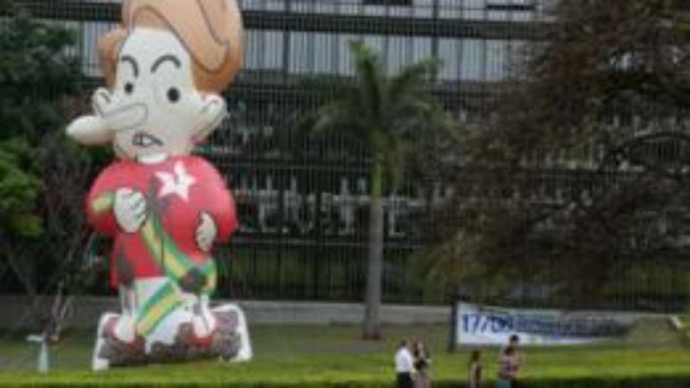 Manifestantes colocaram um boneco inflável da presidente em frente ao TCU