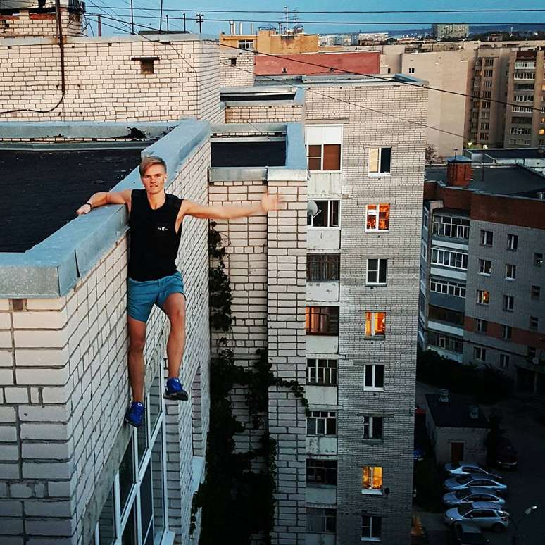 Há alguns dias, o jovem Andrey Retrovsky morreu ao tentar se fotografar das alturas de um edifício