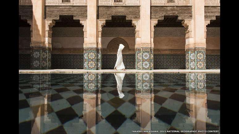 Takashi Nakagawa esperou o momento perfeito para conseguir essa foto na mesquista de Ben Youssef, em Marrakech, no Marrocos.