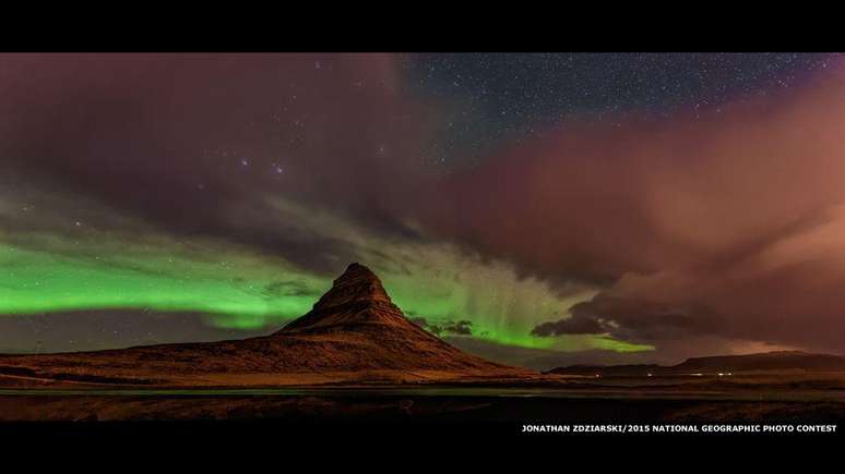 Jonathan Zdziarski conseguiu flagrar o momento que a aurora boreal apareceu na montanha Kirkjufell em Grundarfjortur, na Islândia.