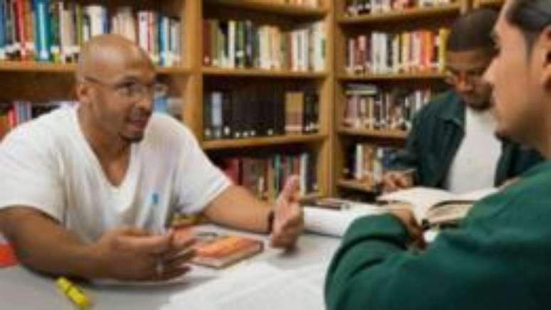 Alguns dos ex-alunos nas pris&otilde;es onde funciona o projeto d&atilde;o sequ&ecirc;ncia aos estudos em outras universidades (Foto: China Jorrin)