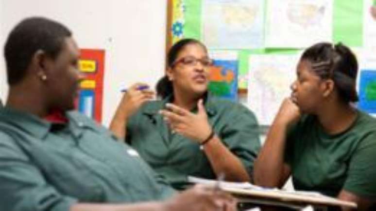 Homens e mulheres presos podem frequentar aulas de mais de 60 disciplinas a cada semestre (Foto: Peter Mauney)