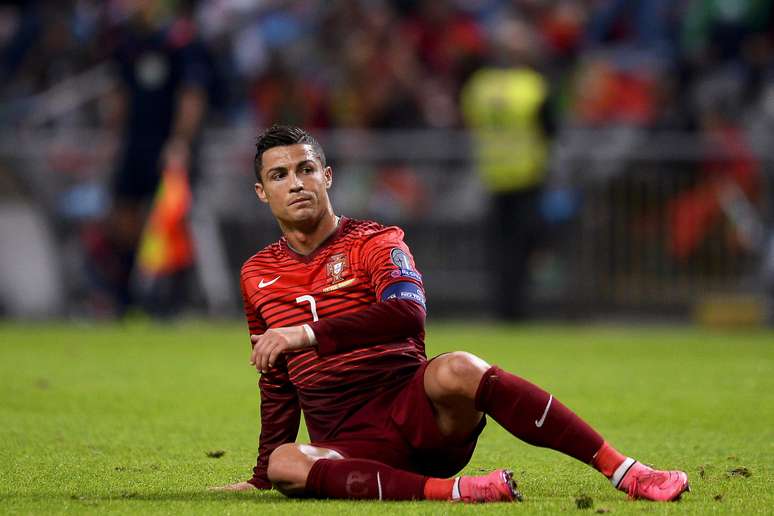 Cristiano Ronaldo saiu contundido ainda no primeiro tempo da final da Eurocopa