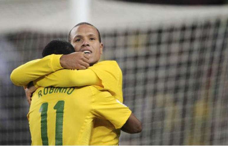 Luis Fabiano comemora gol com Robinho pela Seleção