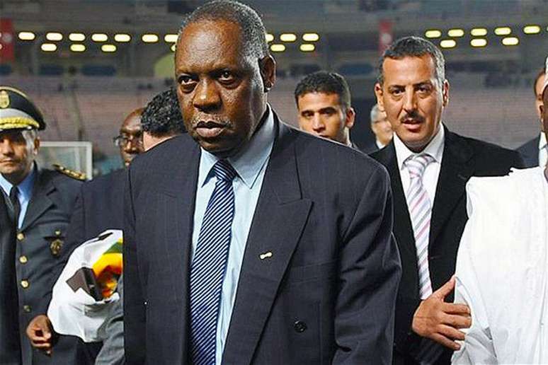 Issa Hayatou é o presidente da Confederação Africana de Futebol e vai assumir a presidência da Fifa pelos próximos 90 dias