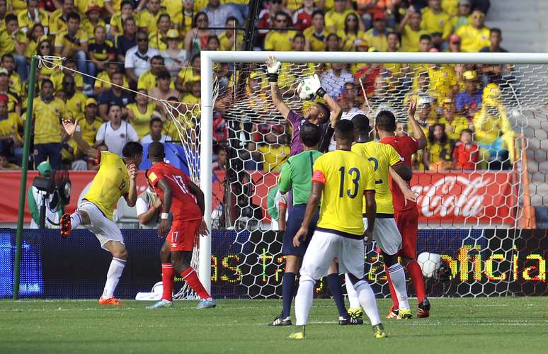 Gutiérrez cabeceia para marcar o primeiro gol da Colômbia