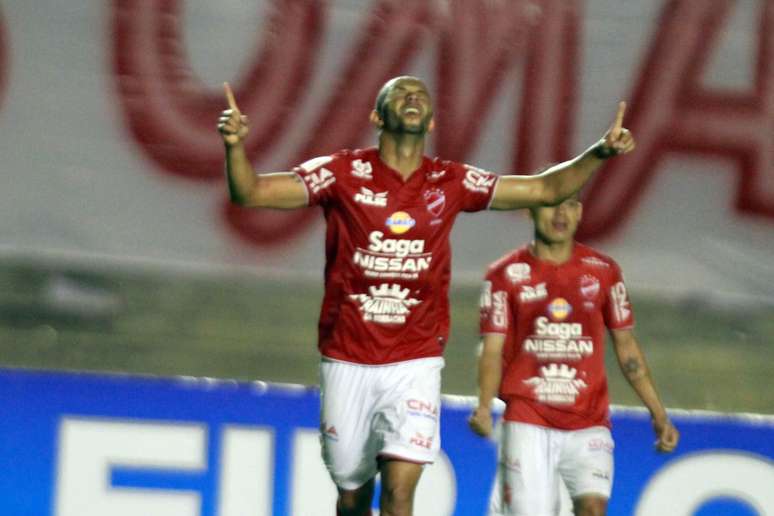 Ramires comemora o único gol do jogo no Serra Dourada