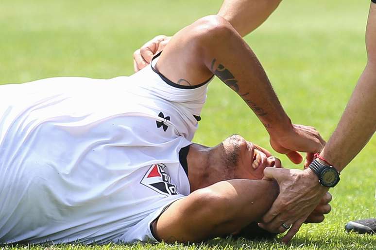 Luís Fabiano machucou o supercílio durante treino do São Paulo nesta sexta (9)