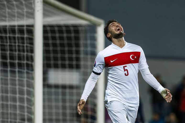 Turquia bateu a República Tcheca e praticamente eliminou a Holanda da Euro 2016