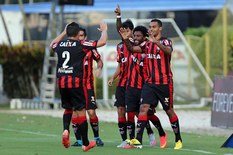 Elton comemora seu gol, que abriu caminho para o triunfo do Vitória