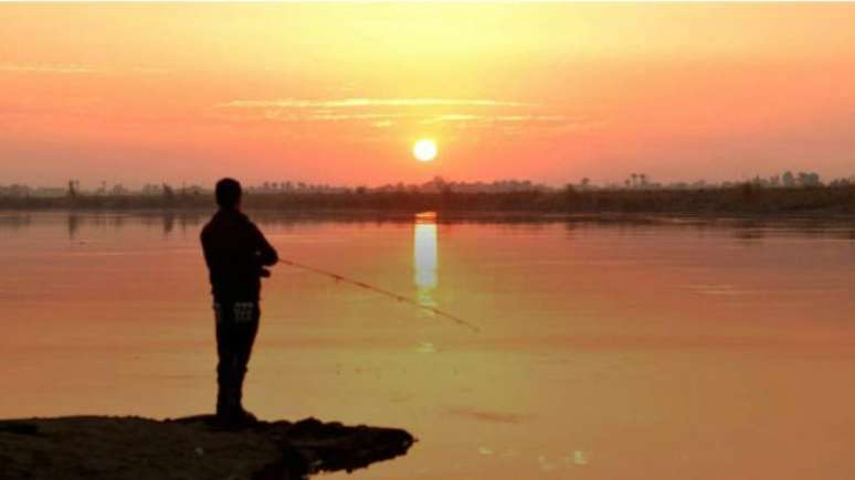 Pesca às margens do Rio Eufrates, em imagem divulgada em agosto de 2015 