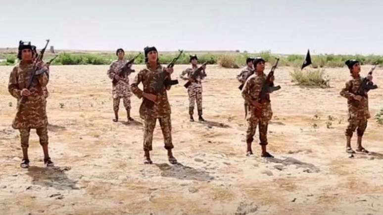Treinamento de combatentes do &#039;Estado Islâmico&#039;, em vídeo divulgado em julho de 2015 