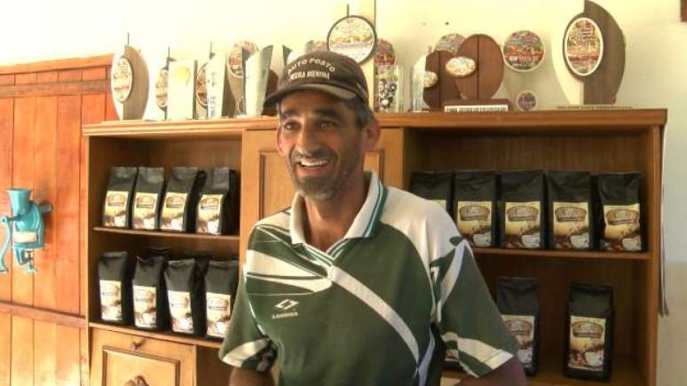 Afonso de Abreu Lacerda coleciona troféus conquistados pelo café produzido em sua fazenda