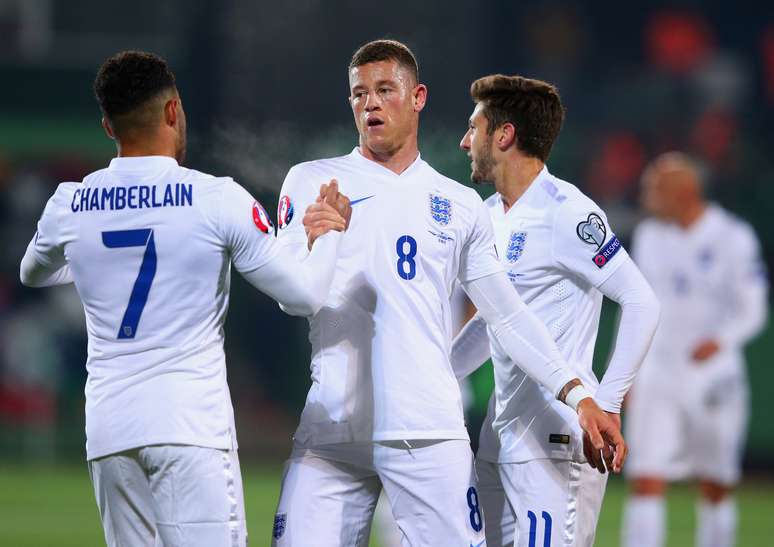 Alex Oxlade-Chamberlain marcou o terceiro gol da fácil vitória inglesa sobre a Lituânia