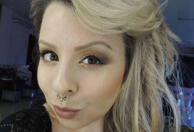 A maquiadora Shaiane Trevisan usando sombra cobre.