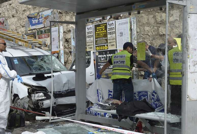 Imagem divulgada pelo governo de Israel do trabalho das equipes de resgate após o atropelamento ocorrido no bairro ultra-ortodoxo de Mea Shearim, em Jerusalém