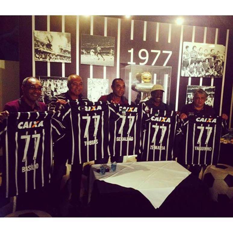 Campeões pelo Corinthians em 1977 receberam camisa do clube