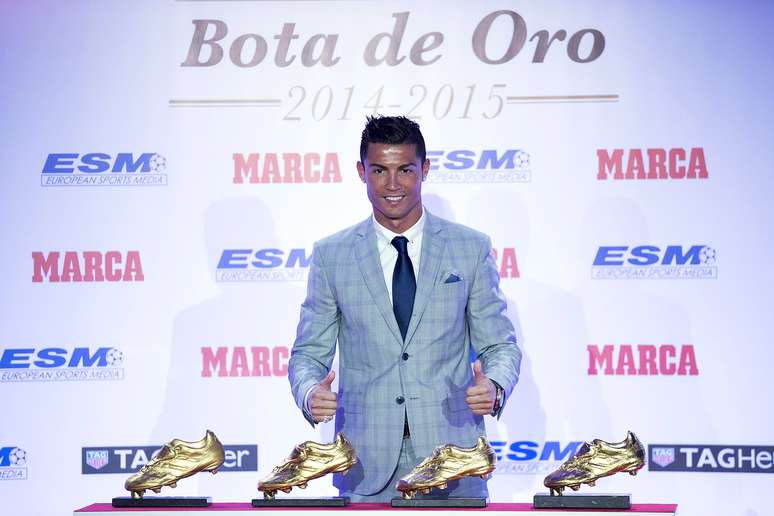 Cristiano Ronaldo recebe a quarta &#034;chuteira de ouro&#034;, prêmio para o artilheiro da temporada europeia