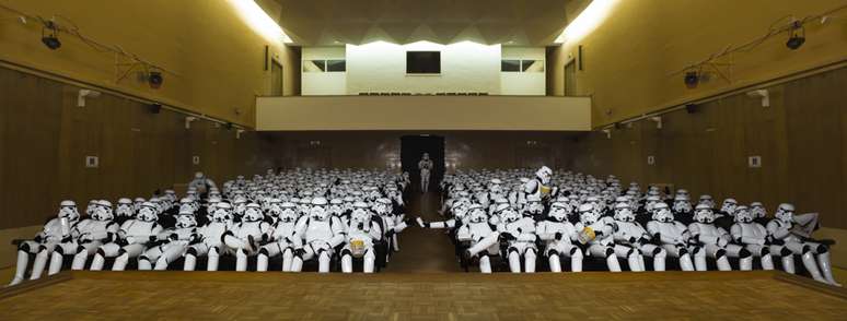 Quando perguntado qual foto foi mais difícil para fazer, Higuera dá uma resposta surpreendente. "As pessoas provavelmente pensam que é a do cinema, mas acho que a mais difícil foi a da sala de aula. Foi uma das primeiras que fiz e cometi o erro de mover cadeiras de mesas, então, quando tentei juntar tudo na mesma foto, foi quase impossível, pois nada coincidia. Na imagem do cinema, as cadeiras não se movem, então apenas tive que focar nos personagens."