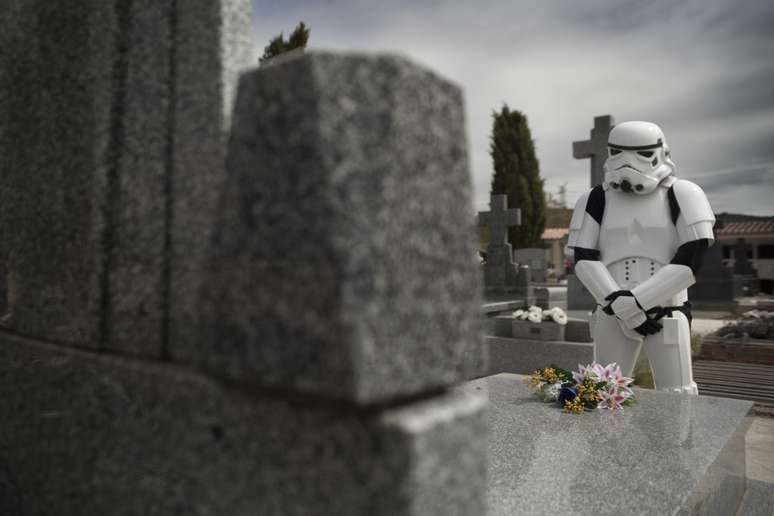 Para Higuera, em suas fotos de stormtroopers ele pode "representar todo mundo e ninguém em particular". 