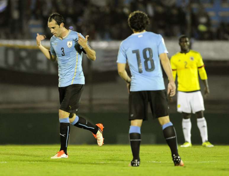 Godín marcou o primeiro gol do Uruguai na vitória sobre a Colômbia