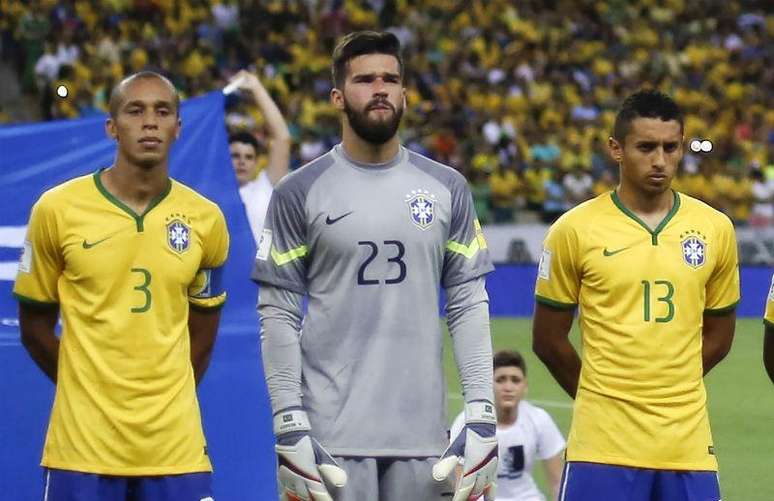 Goleiro Alisson, entre Miranda e Marquinhos no Brasil x Venezuela