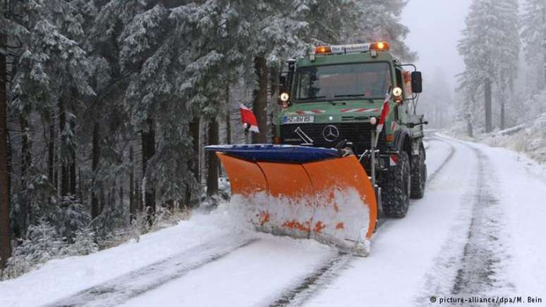 Caminhão remove neve da pista na Francônia