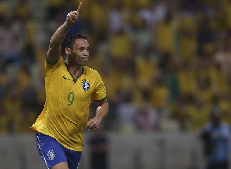 Ricardo Oliveira marcou o terceiro gol do Brasil no Castelão