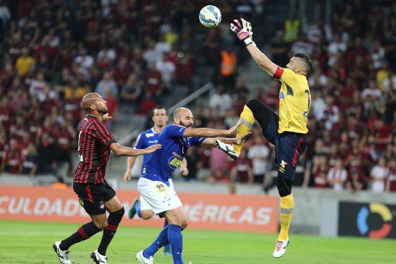 Atlético-PR e Cruzeiro empataram por 2 a 2 na Arena da Baixada