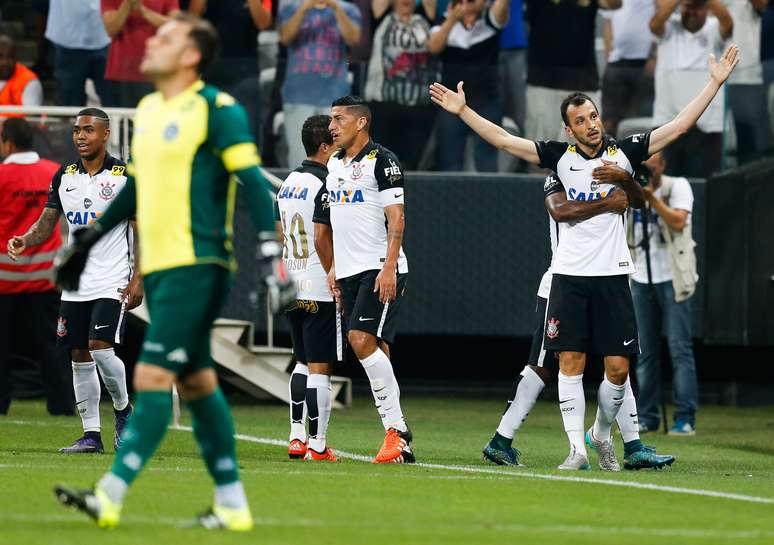 Edu Dracena comemora o gol marcado, o primeiro do Corinthians na vitória sobre o Goiás