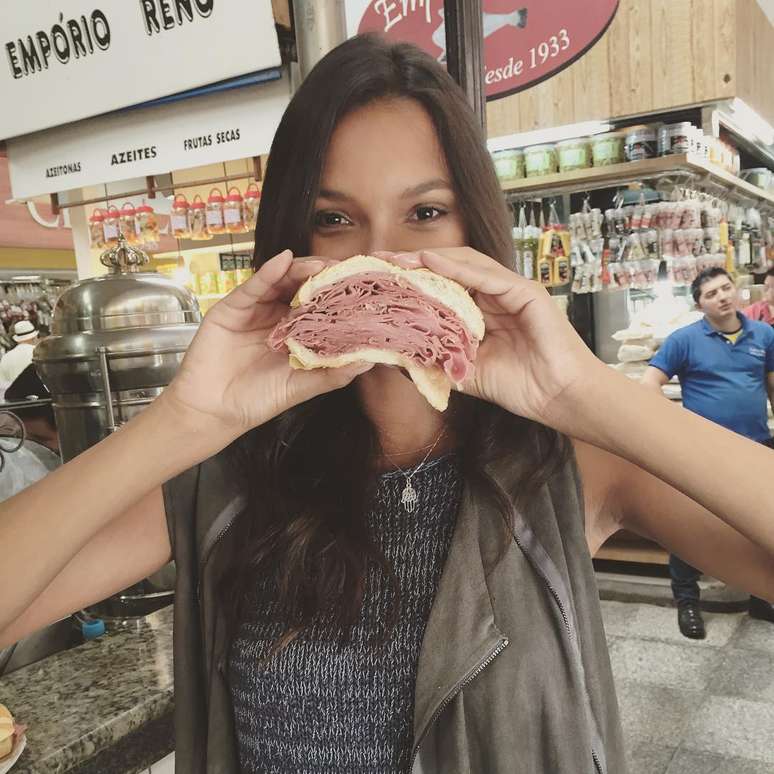 Laís Ribeiro postou no Instagram uma foto comendo pão com mortadela