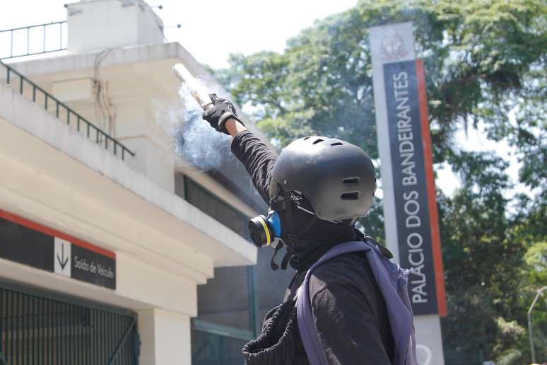 Confusão entre manifestantes e PMs em frente ao Palácio dos Bandeirantes, em São Paulo (SP), nesta quinta-feira (15).