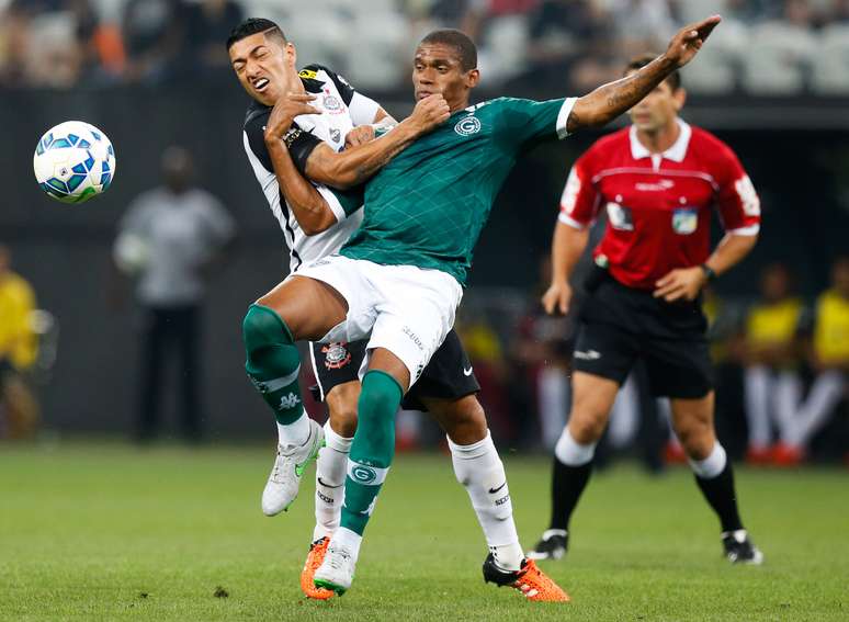 Ralf, do Corinthians, disputa bola com Ygor, do Goiás