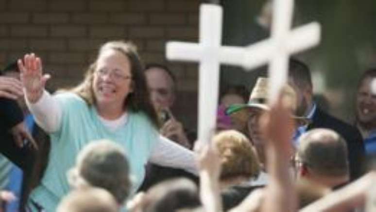 Episódio ocorre um mês depois de a americana Kim Davis, que é tabeliã, ganhou notoriedade ao se recusar a emitir licenças para casamentos entre pessoas do mesmo sexo alegando que isso ia contra sua fé cristã