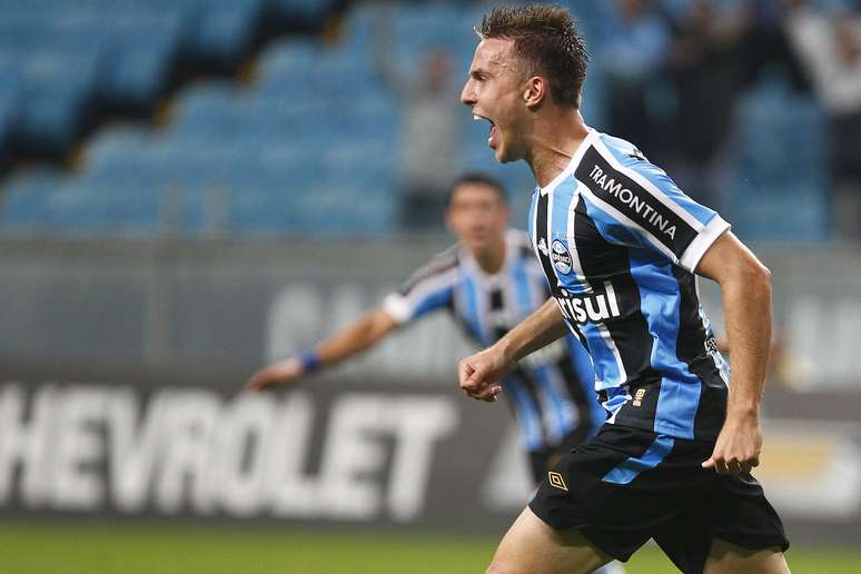 Bressan comemora o gol que marcou e que garantiu a vitória ao Grêmio