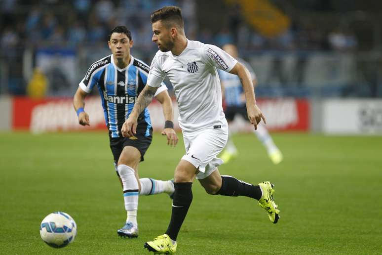 Lucas Lima, meia do Santos, tenta passar pela marcação de Giuliano, do Grêmio