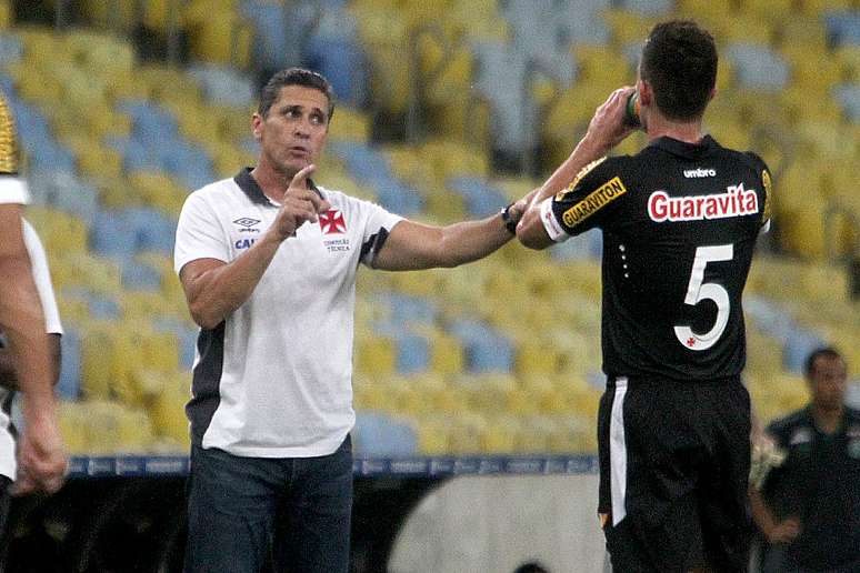 Jorginho passa instruções à beira do campo para o volante Bruno Galo