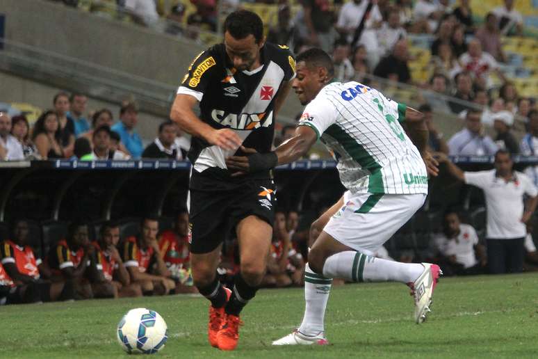 Atacante Nenê, do Vasco, tenta passar pela marcação do Chapecoense