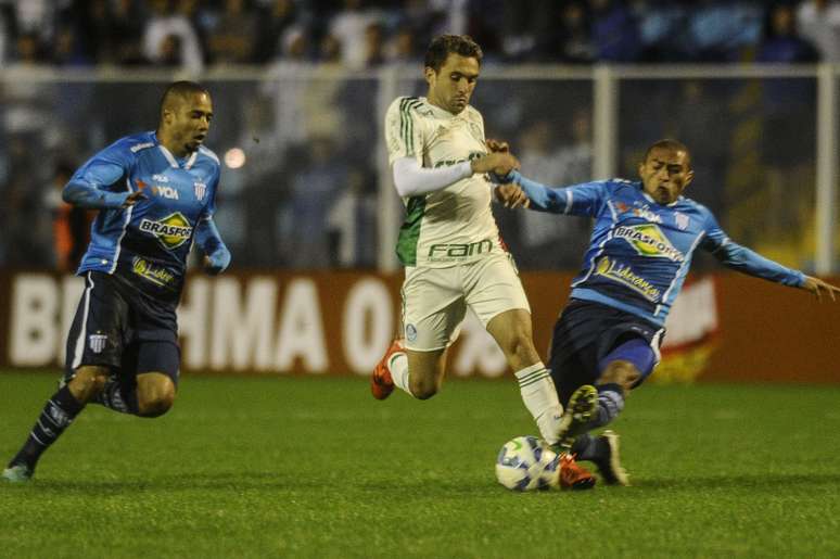 Lance de disputa da partida entre Avaí e Palmeiras, no estádio da Ressacada, em Florianópolis