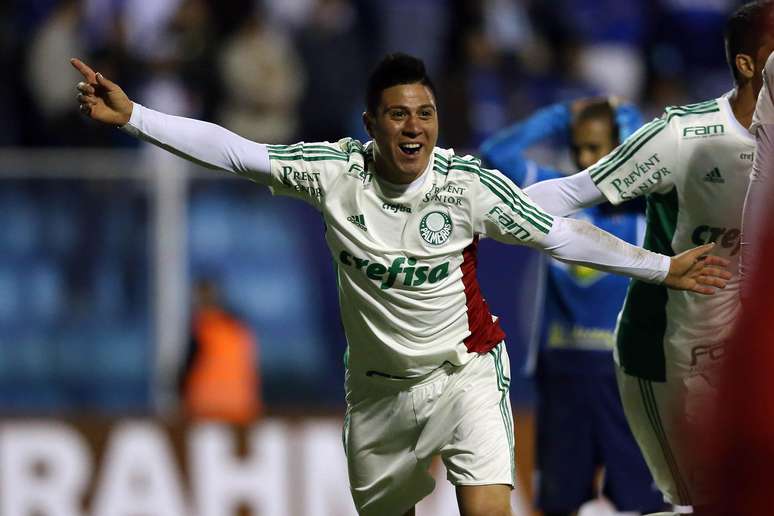 Cristaldo comemora o gol que marcou na vitória do Palmeiras sobre o Avaí, em Florianópolis