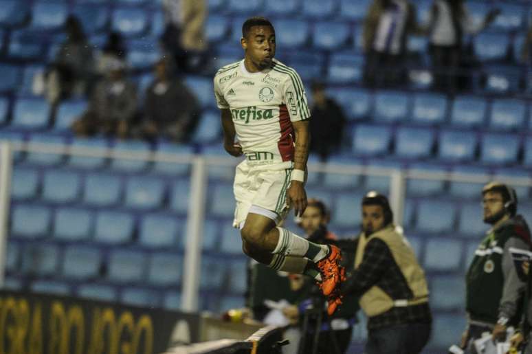 Gabriel Jesus salta para celebrar o gol que marcou, o primeiro da vitória do Palmeiras
