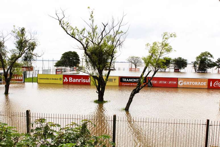 O nível do Rio Guaíba chegou a 2,94 metros no Cais Mauá, região central de Porto Alegre, o maior valor já registrado desde a cheia histórica de 1941, quando o rio atingiu a marca de 4,76 metros