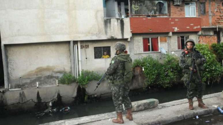 Complexo da Maré sofre com violência do tráfico e ficou mais de um ano ocupada pelo Exército