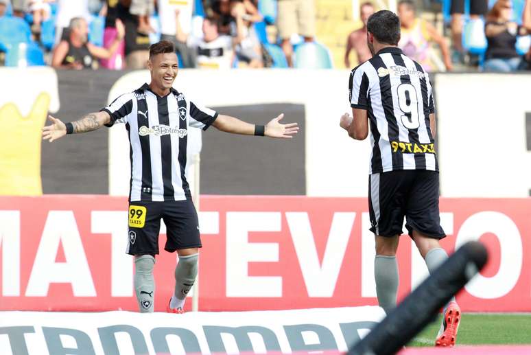 Neilton comemora o gol que marcou na goleada do Botafogo