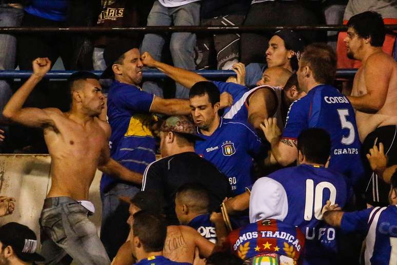 Indignados com a situação do time, torcedores do São Caetano brigaram entre si na arquibancada do estádio Anacleto Campanella, em São Caetano do Sul