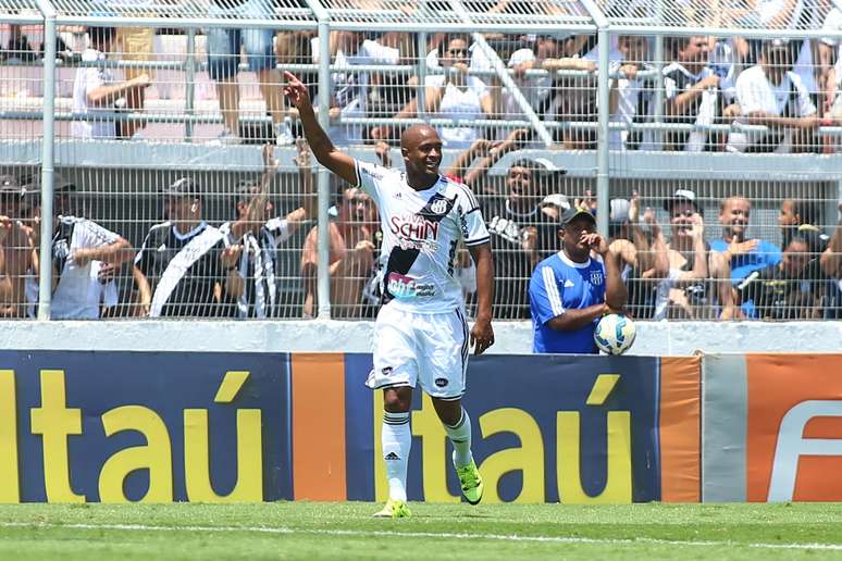 Alexandro comemora o gol que marcou na vitória da Ponte Preta sobre o Coritiba